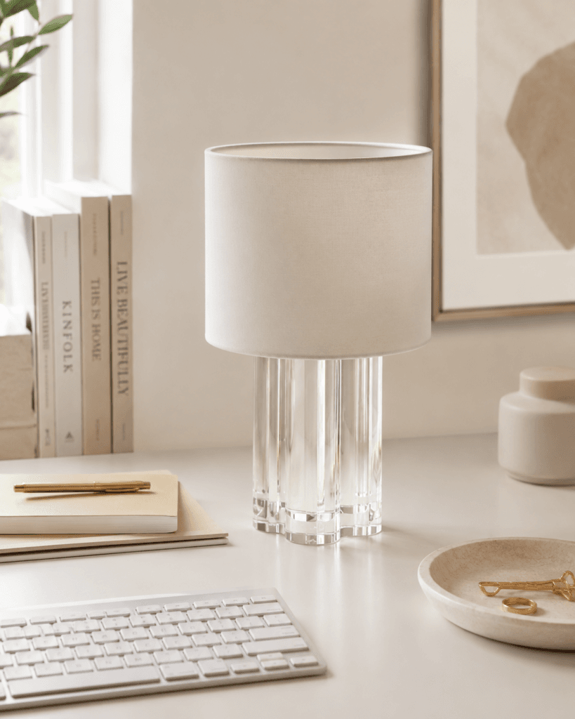 Bureau minimaliste et lumineux moderne